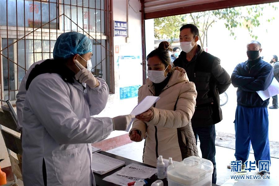 （抓好經(jīng)濟發(fā)展 應對復雜局面·圖文互動）（3）2500萬農(nóng)民工如何安全返崗？——農(nóng)民工大省四川復工觀察