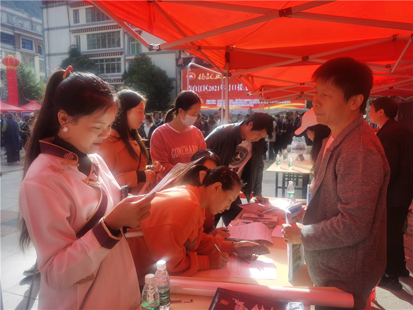 招聘會現(xiàn)場.jpg 招聘會現(xiàn)場.jpg