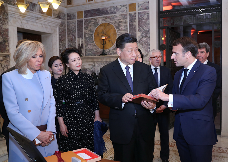 2019年3月24日，習(xí)近平在法國尼斯會見法國總統(tǒng)馬克龍。會見前，馬克龍向習(xí)近平贈送1688年法國出版的首部《論語導(dǎo)讀》法文版原著。