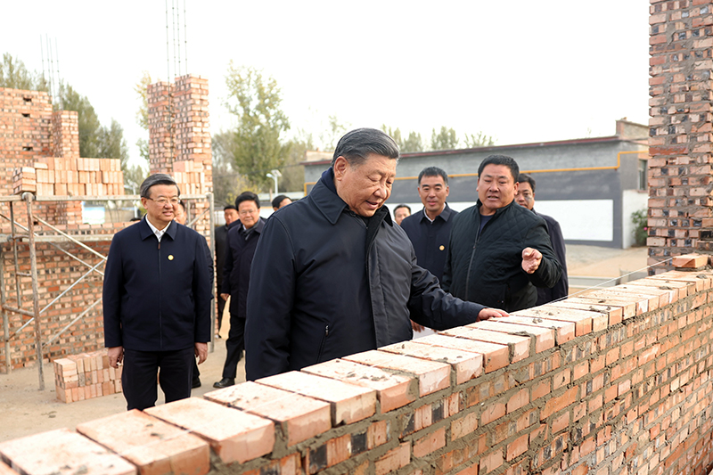 2023年11月10日，習(xí)近平總書(shū)記在河北保定涿州市刁窩鎮(zhèn)萬(wàn)全莊村房屋重建施工現(xiàn)場(chǎng)考察。