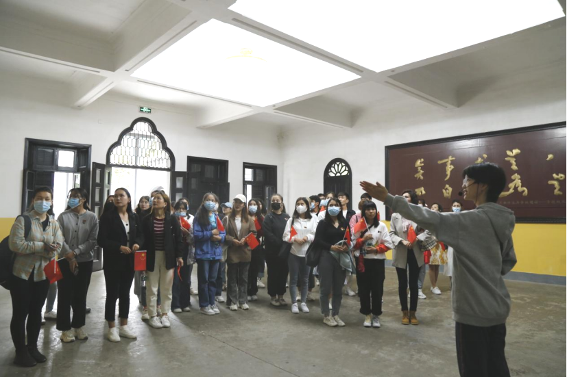 2021年5月20日，在喜迎中國(guó)共產(chǎn)黨建黨100周年之際，我校開展了少數(shù)民族學(xué)生“學(xué)黨史、感恩黨、跟黨走”紅色研學(xué)活動(dòng)。