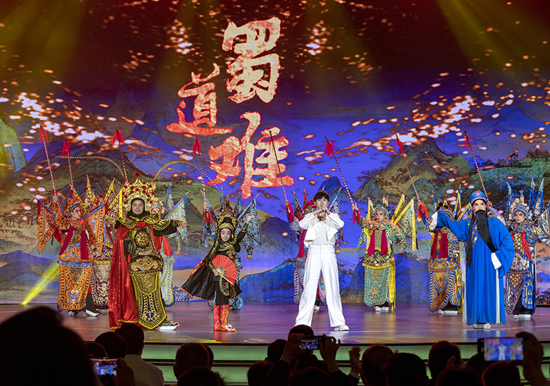 2023年10月13日，成都，“把青春華章寫在祖國大地上”大思政課網(wǎng)絡主題宣傳和互動引導活動在四川大學舉行。