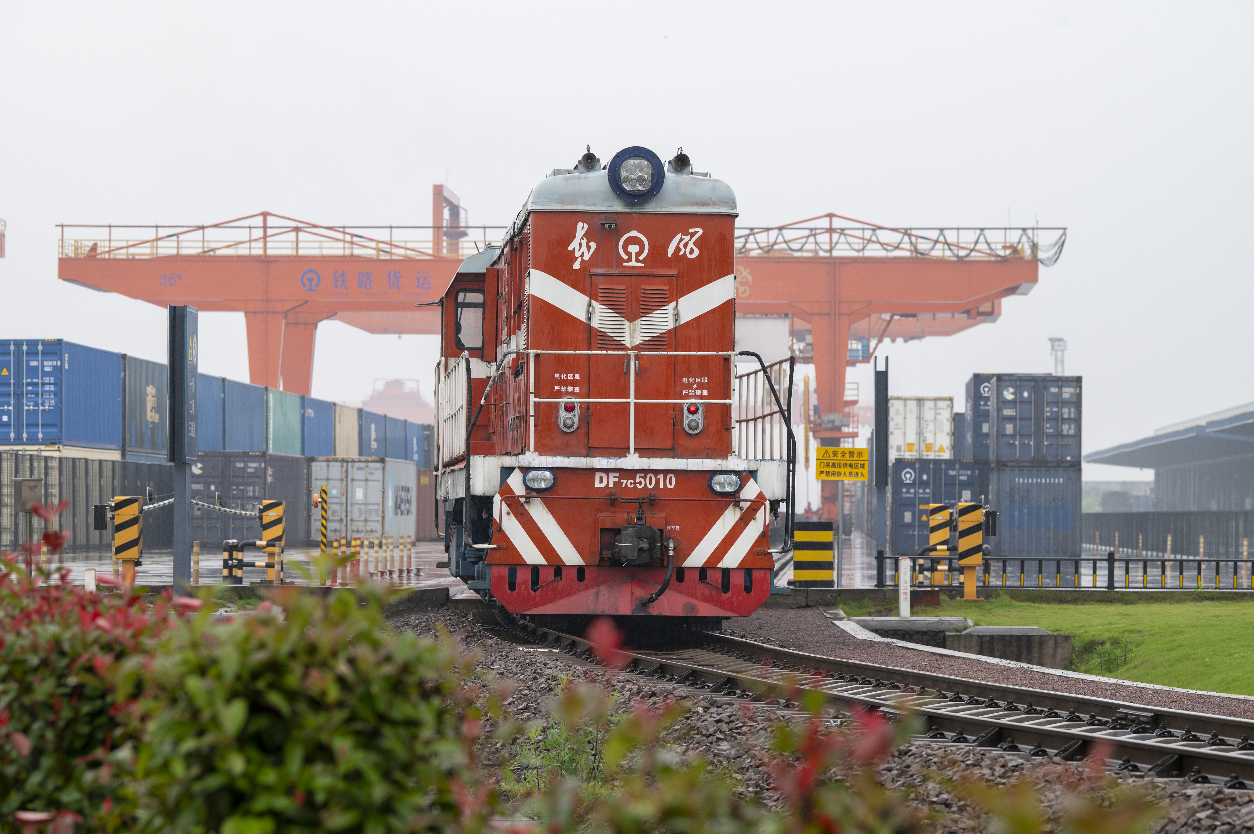 2024年5月5日，“五一”假期最后一天。在浙江省金華市金東區(qū)鐵路金華南站，一列滿載110標箱的中歐班列緩緩啟程駛往匈牙利。