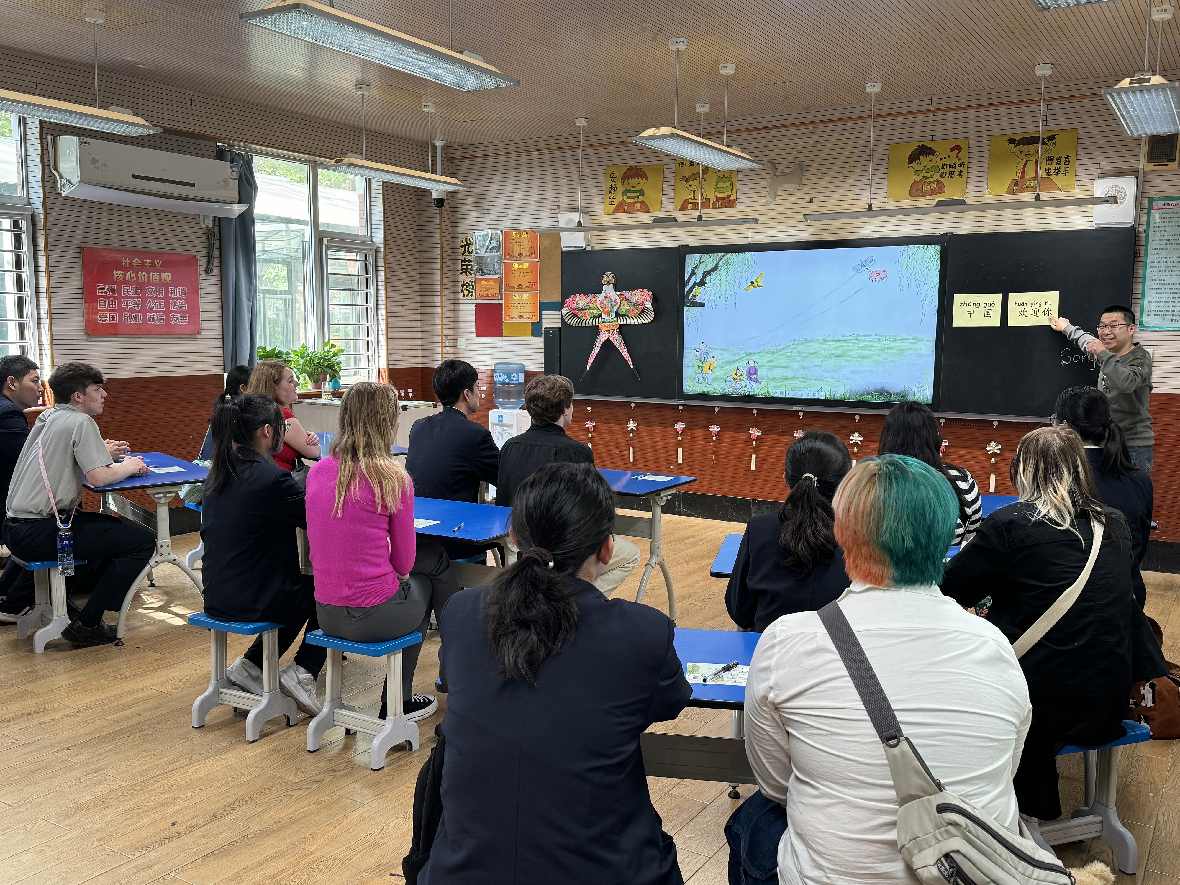 2024年4月20日，美國艾奧瓦州馬斯卡廷高中“友誼傳承”研學(xué)團(tuán)來到石家莊外國語學(xué)校，中美學(xué)生同上一節(jié)中文課。