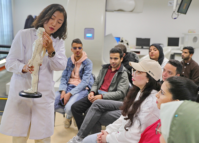 2023年4月19日，河北省秦皇島市中醫(yī)醫(yī)院醫(yī)務(wù)工作者為燕山大學(xué)外國留學(xué)生講解中醫(yī)經(jīng)絡(luò)知識。