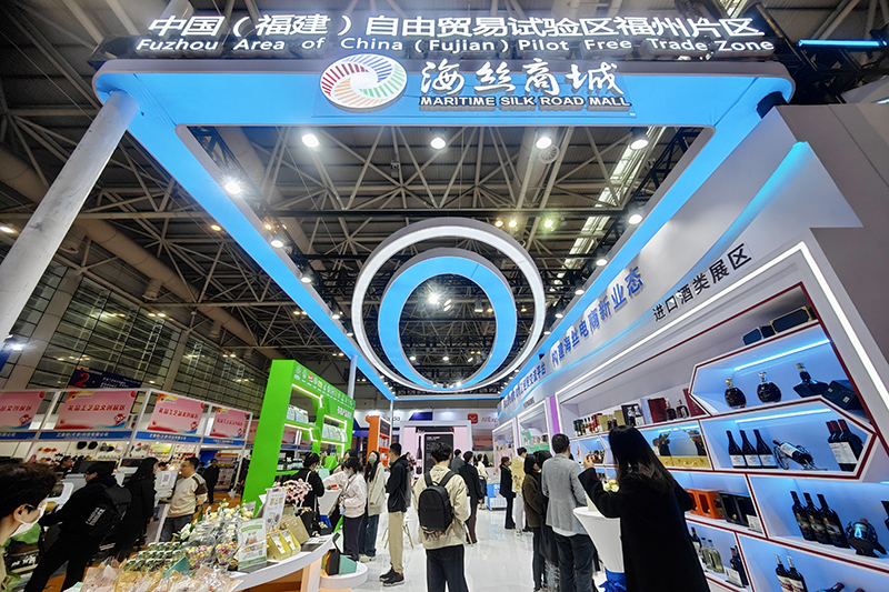 2024年3月18日，第四屆中國跨境電商交易會在福建福州開幕。展會聚焦“鏈接跨境全流域 共建電商新生態(tài)”，集聚全國80余個(gè)外貿(mào)產(chǎn)業(yè)帶的上千家供應(yīng)鏈企業(yè)。