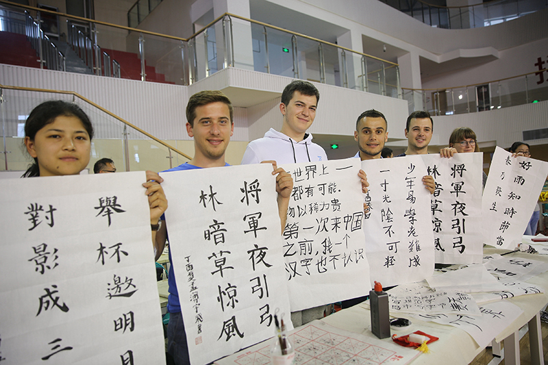 2017年6月5日，來自青島大學和中國石油大學（華東）的外國留學生在展示剛剛現(xiàn)場完成的書法作品。