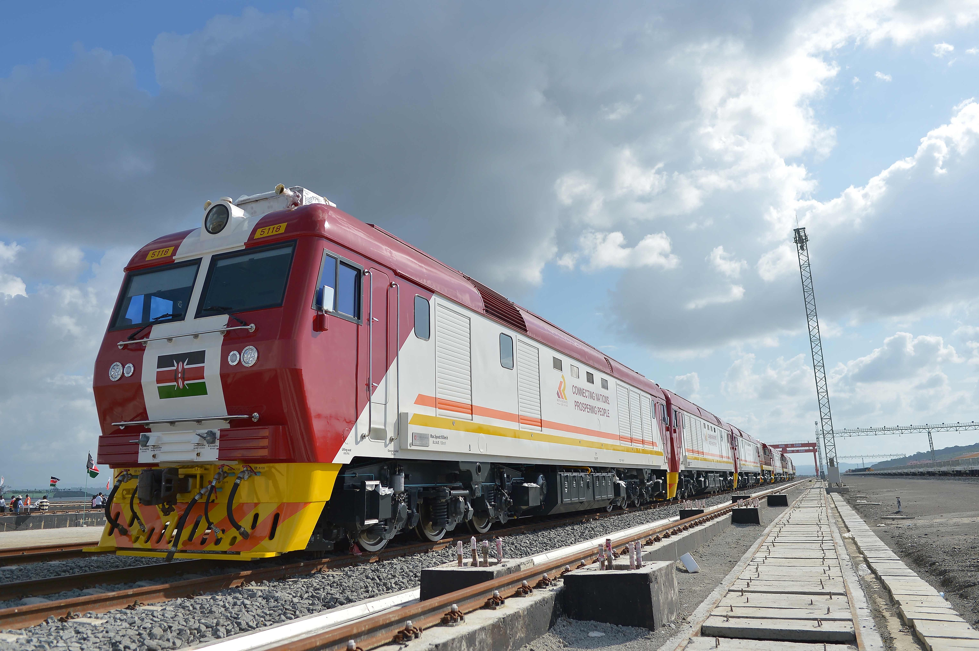 當(dāng)?shù)貢r(shí)間2017年5月30日，肯尼亞蒙巴薩，連接肯尼亞港口城市蒙巴薩和首都內(nèi)羅畢的蒙內(nèi)鐵路正式竣工通車。