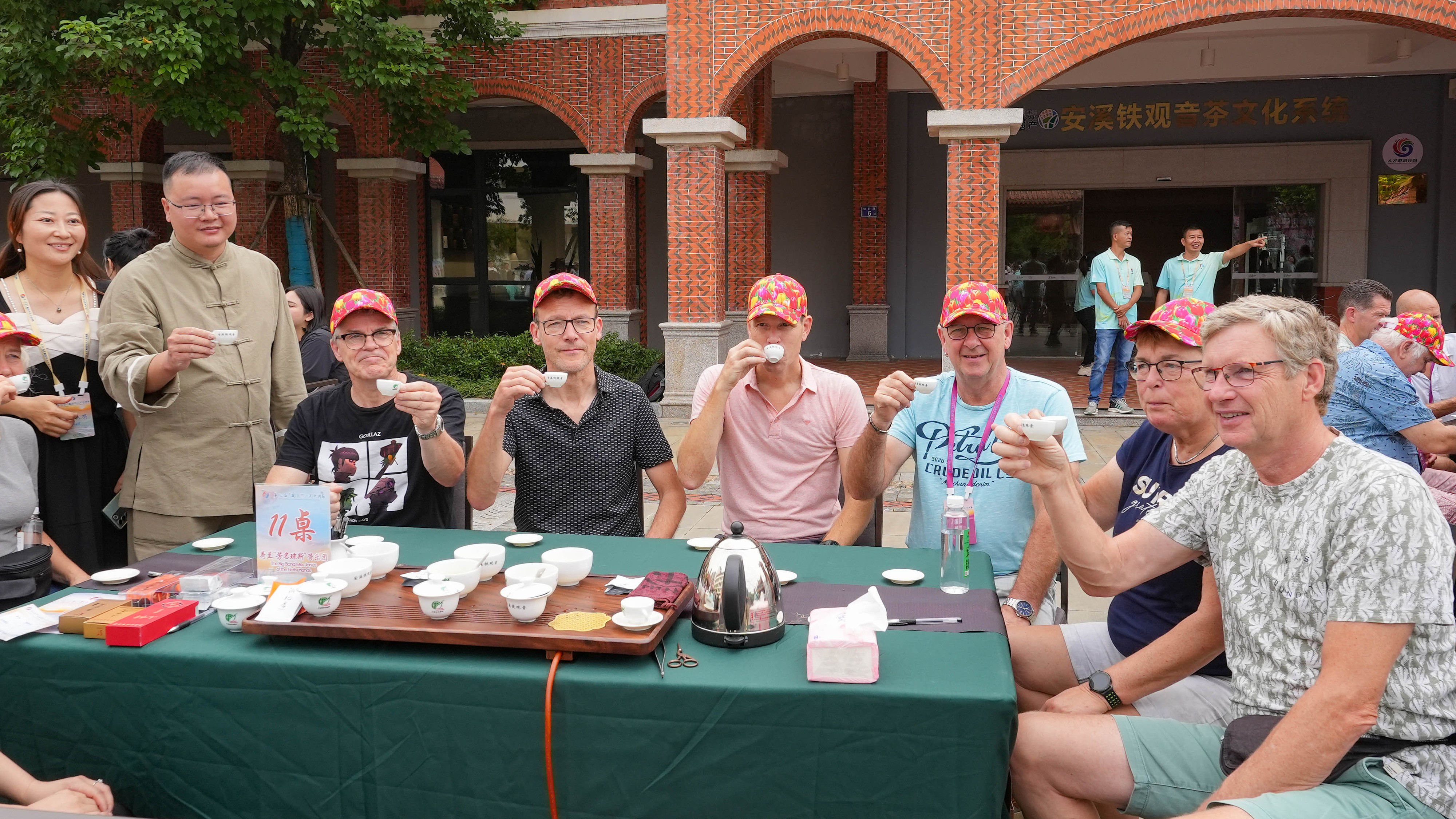 △2023年10月4日，福建泉州，外國(guó)人品中國(guó)茶。